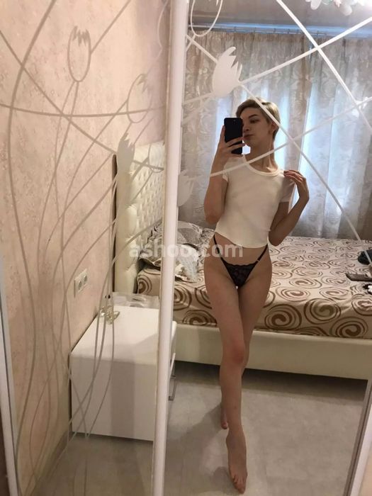 Ночные бабочки и их зимние приключения: как работает мир интимного досуга в новогодние праздники